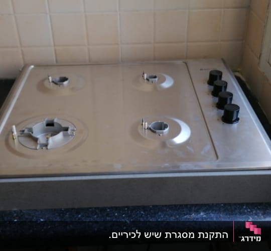 כיריים על משטח שיש כהה במטבח